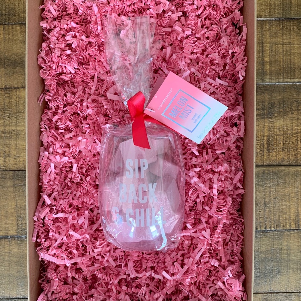 NEW! “SIP BACK & Chill” wine glass with bath bombs